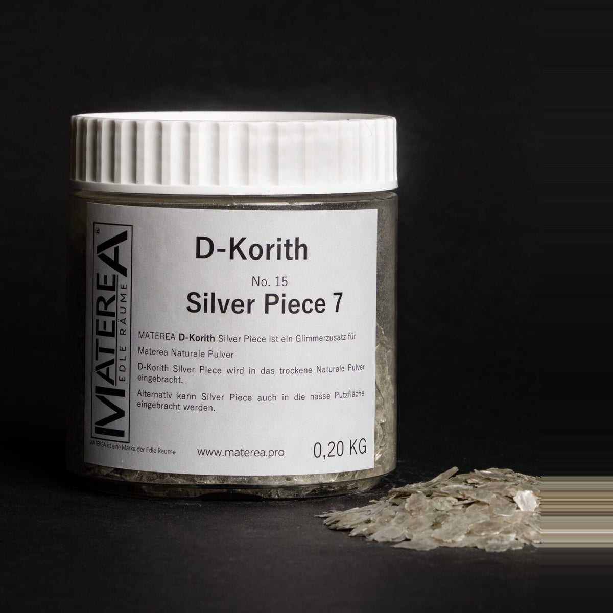 D-Kortih Effekt-Pigmente, Schraubglas Silver Piece 7 mit einer Schütte Glimmer daneben, Studiofoto