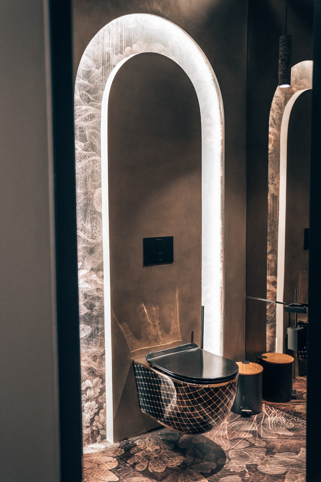 Toilet with an Echtmetall wall and light arches
