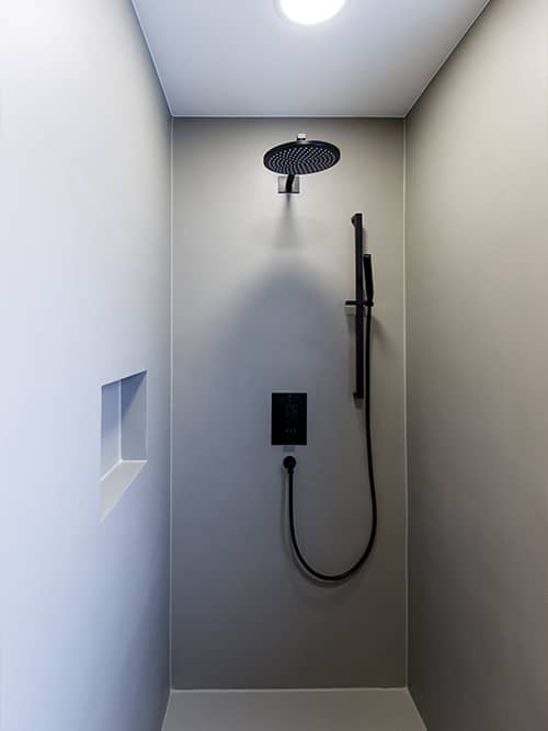 Dusche mit fugenloser Wandfläche