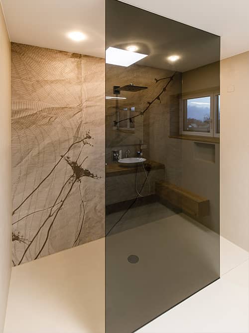 Dusche mit durchgehender Wandfläche