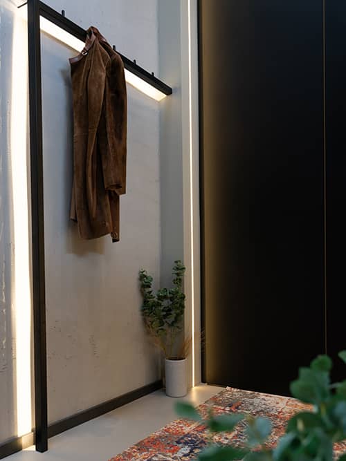Eingang mit durchgehender Wandfläche