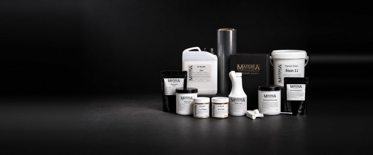 D-Kortih, pigments, Echtmetall, Oxydmetall and the sample box as a group on a black studio background
