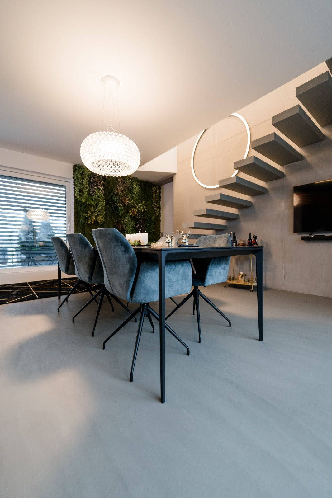 Dining area and stairs with a seamless floor in T-Razzino