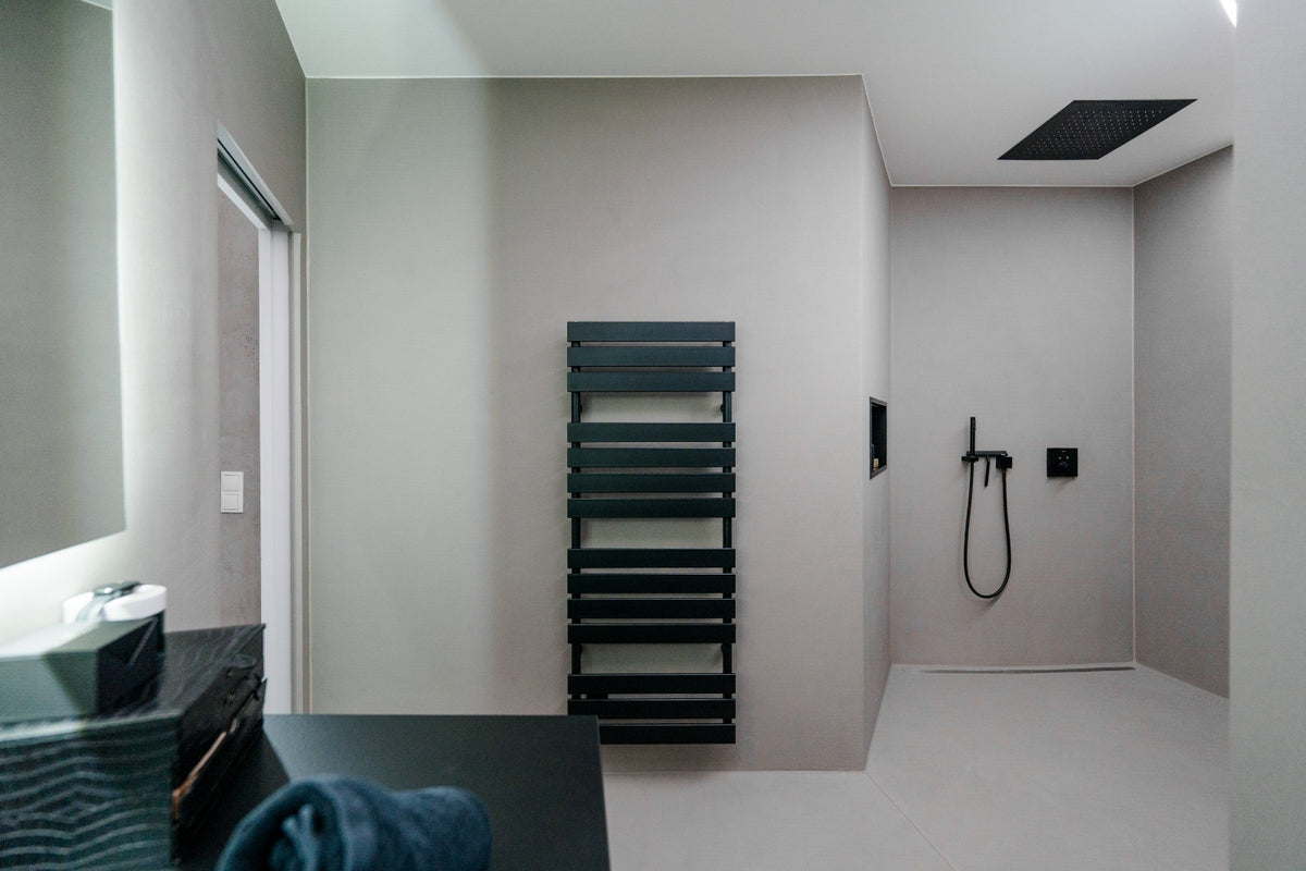 Bathroom with a seamless shower in T-Razzino