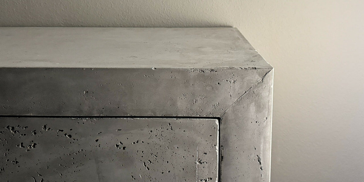 Versiegelte fugenlose Wand hinter einer freistehenden Badewanne